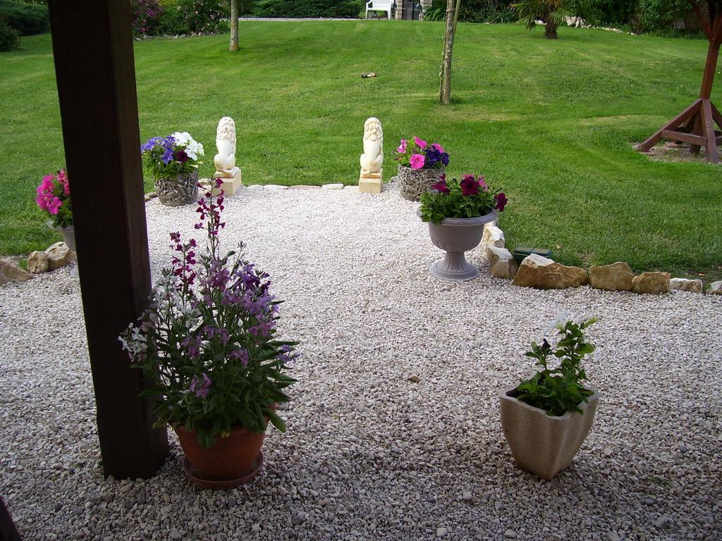 Les Chenes Bed & Breakfast Le-Vieux-Cerier Exterior photo